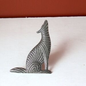 Vintage 1980s X large  dog or wolf howling silver tone brooch